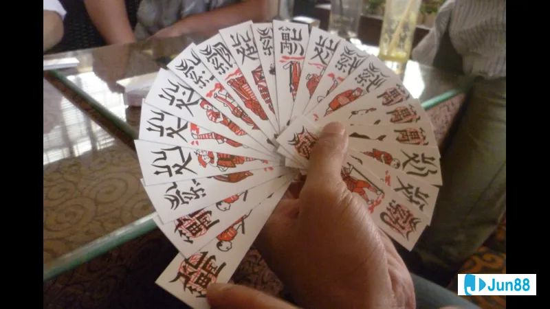 Nhân viên văn phòng làm việc chăm chỉ